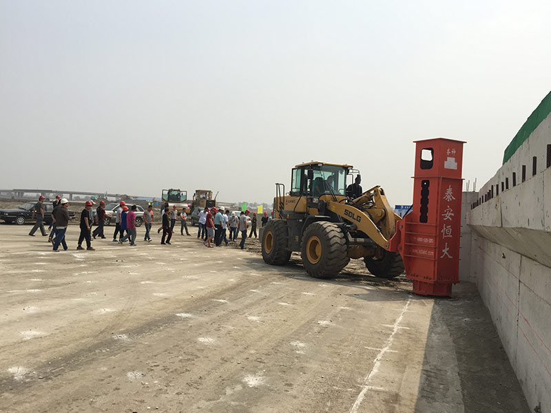 36KJ高速液壓夯實機(jī) 36KJ高速液壓夯實機(jī)